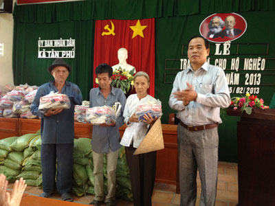 cong-ty-tan-sang-trao-qua-cho-nguoi-ngheo-67